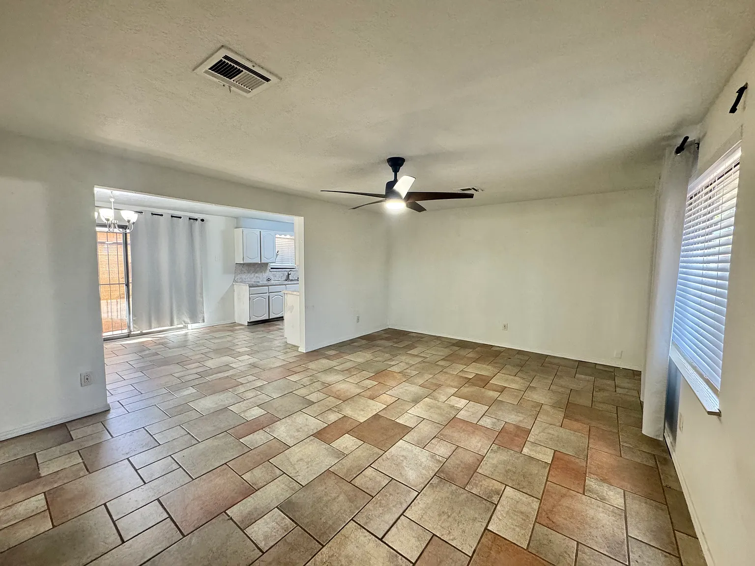 3 bed, 1.5 bath, 1072 sqft, $1,425 — Photo 4