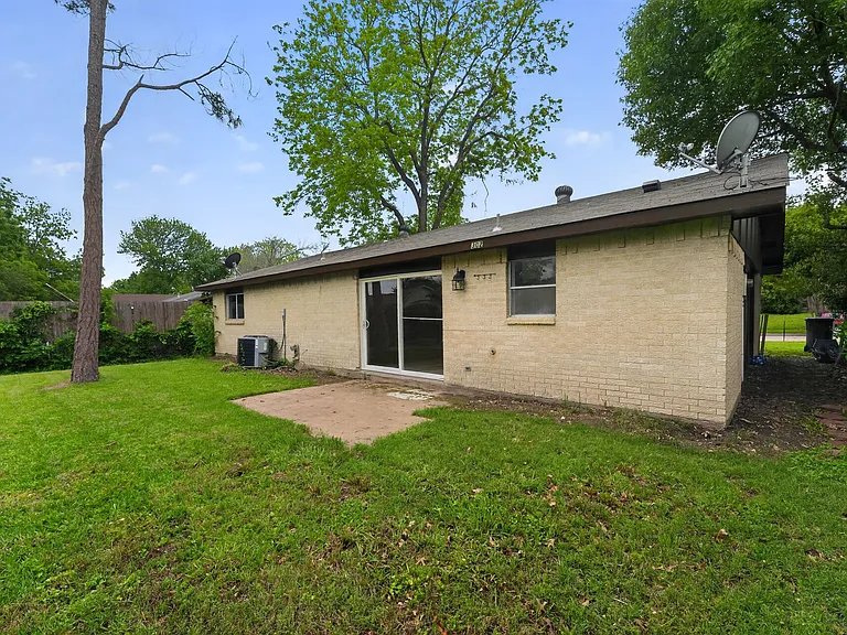 302 Independence Dr — Photo 28