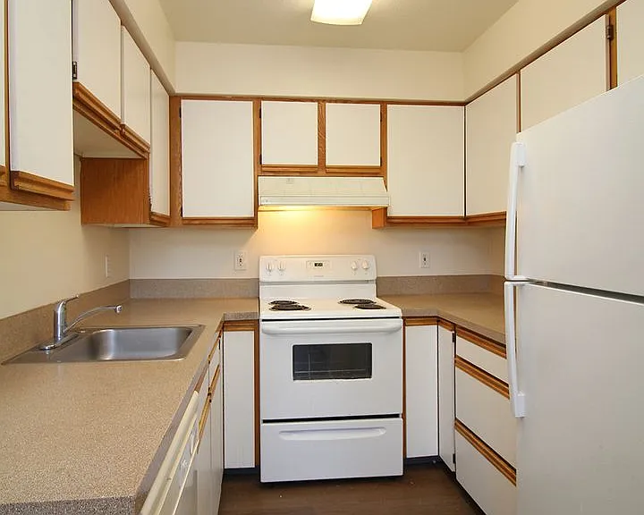 McKenzie Court — Photo 2