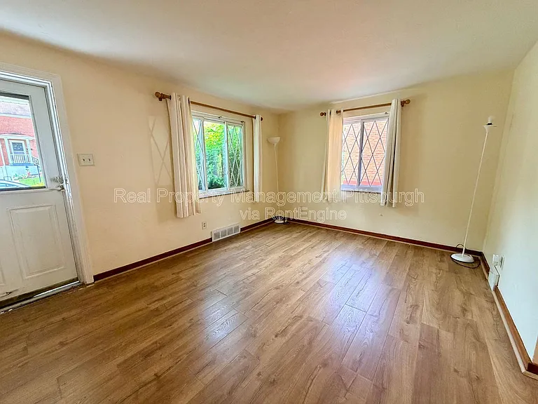 1076 Thornwood Dr — Photo 3