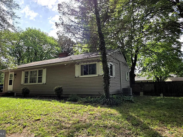 4 Carolee Dr — Photo 27