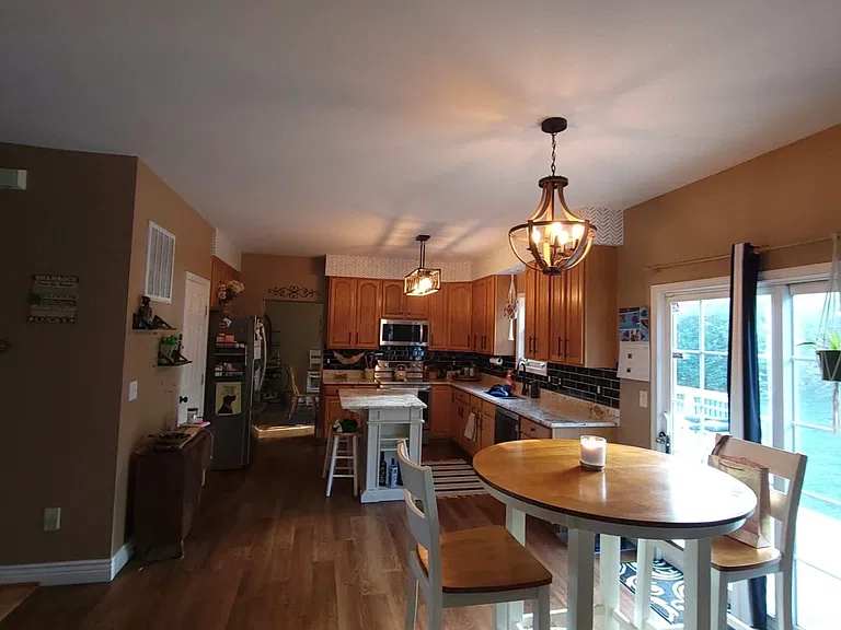 390 Camelot Blvd — Photo 8