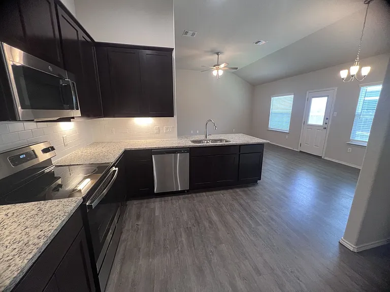 636-638 Heathers Way — Photo 8