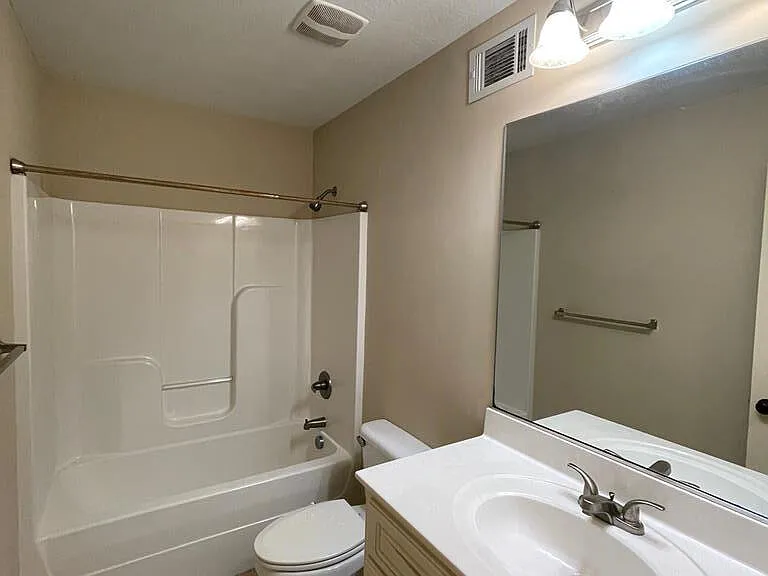 1028 Barrett Dr — Photo 17