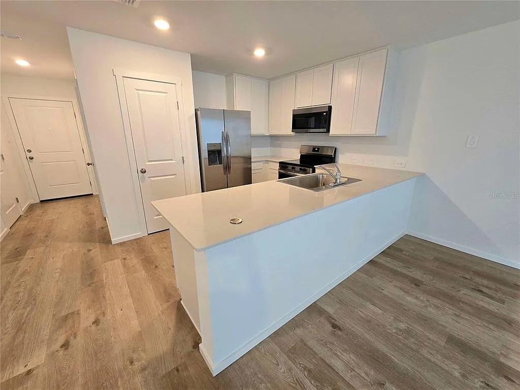 3 bed, 2.5 bath, 1378 sqft, $1,800 — Photo 3