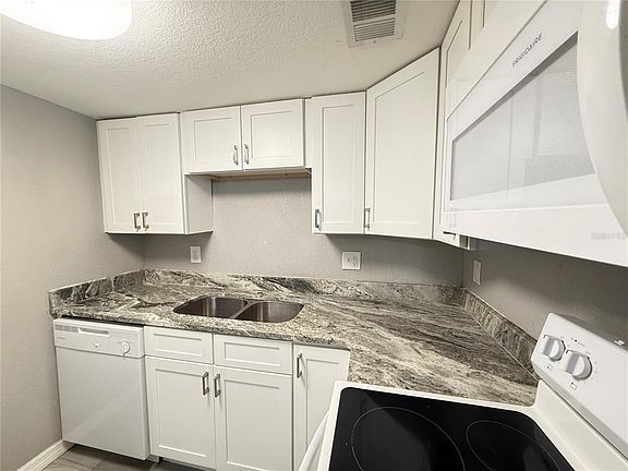 3rd image of 950 Lake Destiny Rd Unit B