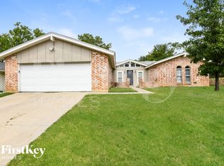 2100 Cedar Ct, Euless, TX 76040