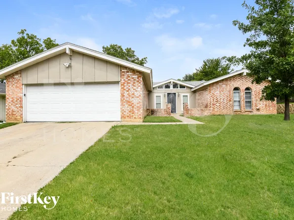 2100 Cedar Ct, Euless, TX 76040