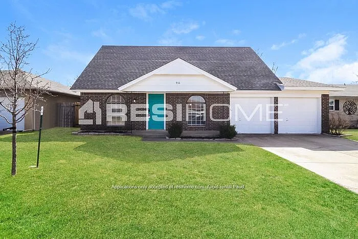916 NW 9th St — Photo 1