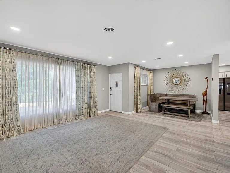 1570 NE 30th Pl — Photo 42