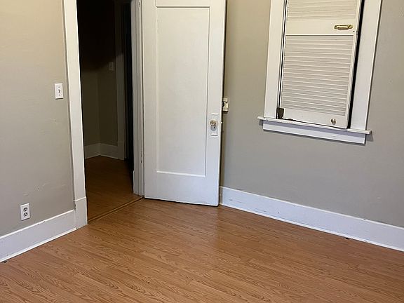 5th image of 315 Curtis St