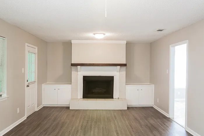 3 bed, 2.0 bath, 1939 sqft, $1,945 — Photo 4