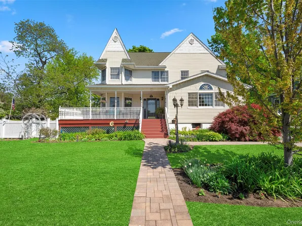 25 Bolton Street, Lindenhurst, NY 11757