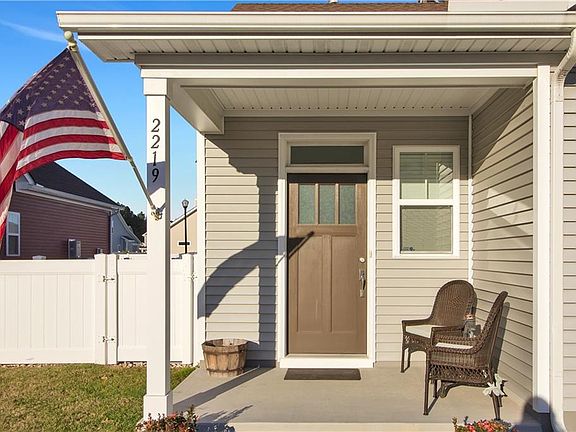 3rd image of 2219 Martlet Ln