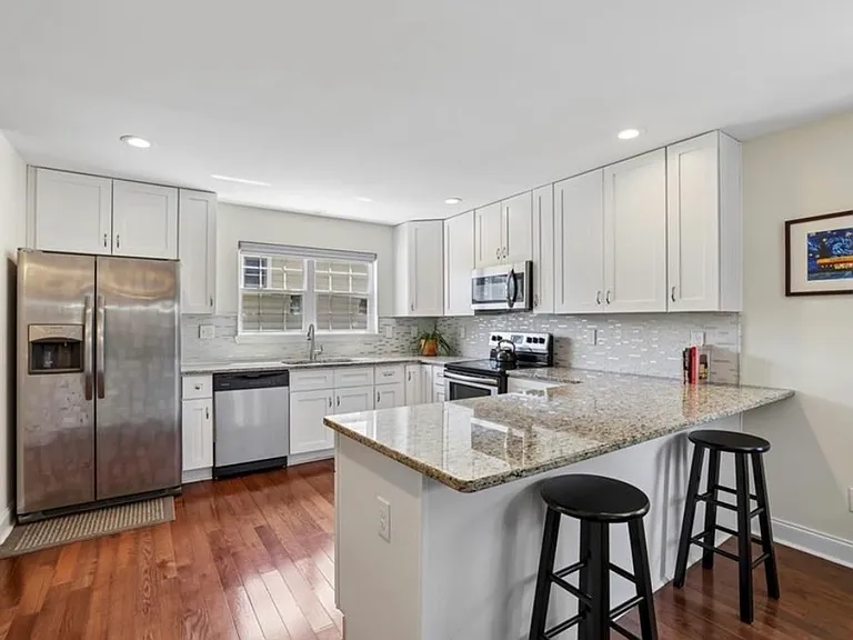 744 Garibaldi St SW — Photo 5