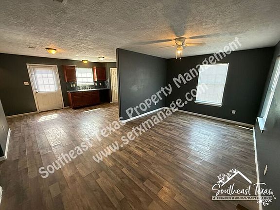 3rd image of 1725 Rivercrest St
