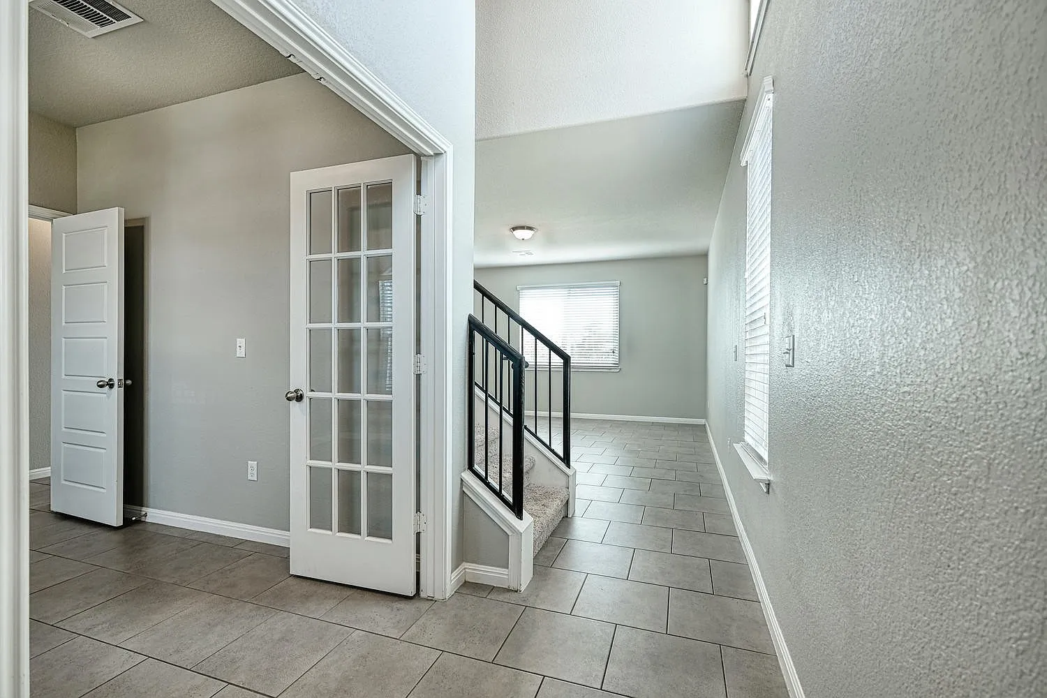 Beautiful 4/2.5/2 two story with office on oversized corner lot! — Photo 2
