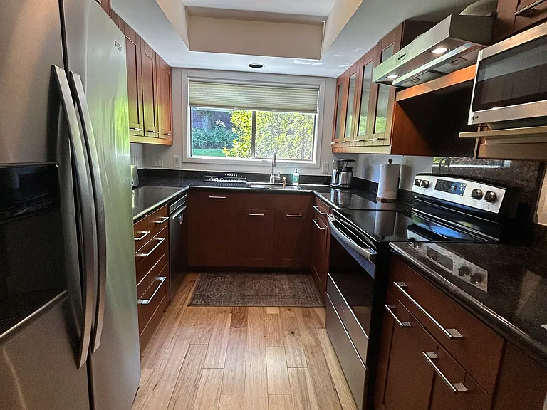 Stainless steel appliances and full kitchen