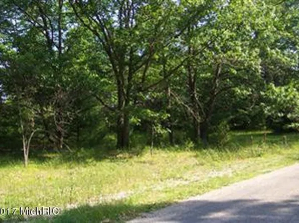 332 E River Rd, Muskegon, MI 49445