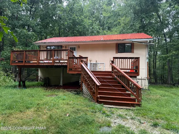 2118 Cardinal Dr, Bushkill, PA 18324