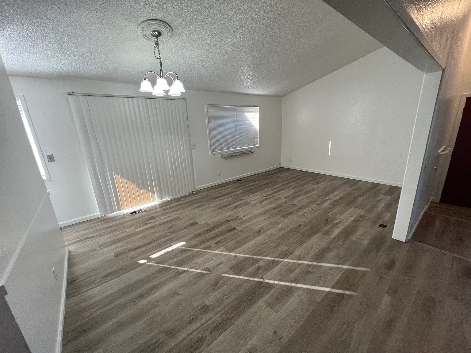 3 bed, 1385 sqft, $2,400 — Photo 3