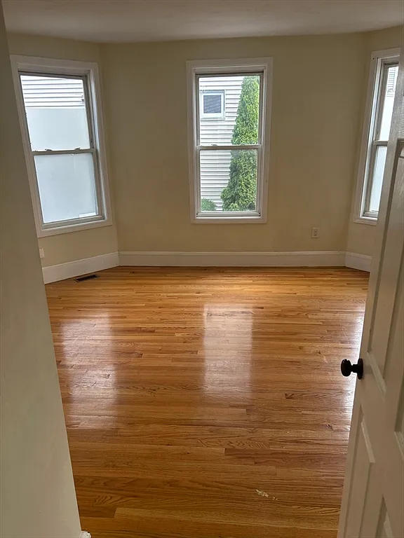 3 bed, 1.0 bath, 1400 sqft, $3,000 — Photo 3
