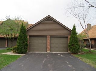 650 Picardy Cir, Northbrook, IL 60062