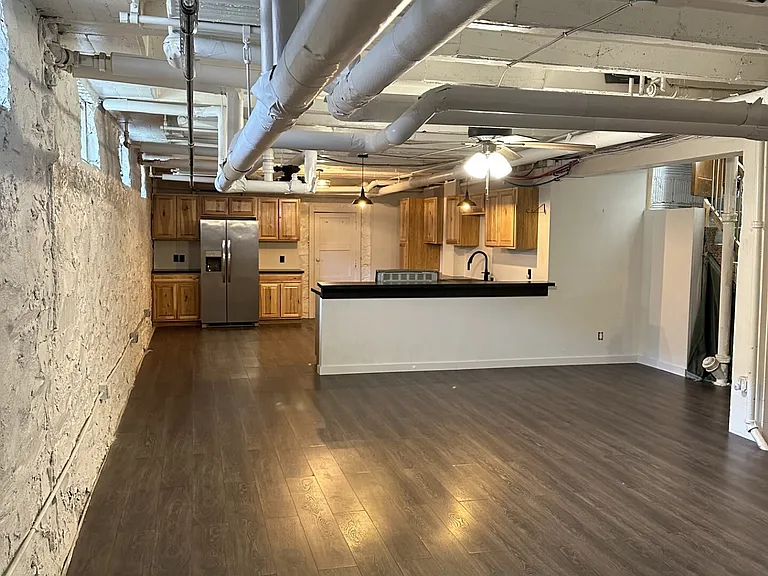 225 N Pioneer Ave — Photo 4