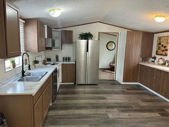 129 SE Willow Way, Topeka, KS 66609