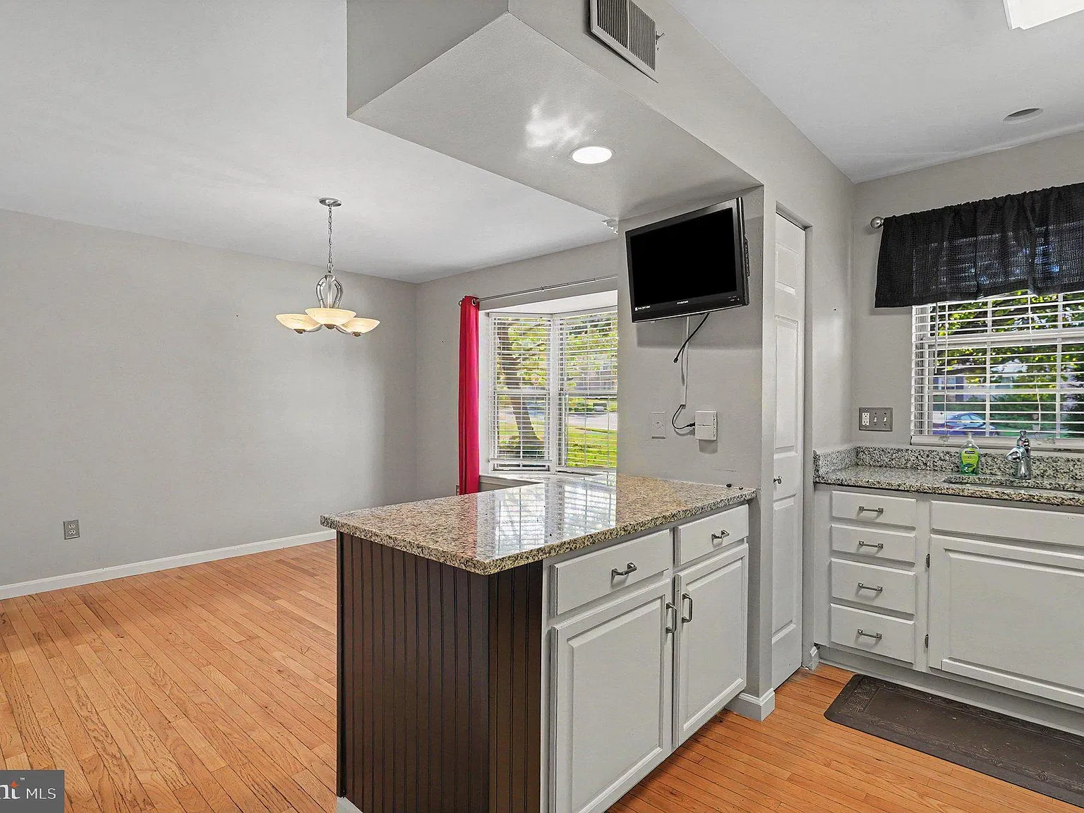 3 bed, 4.0 bath, 2058 sqft, $2,600 — Photo 4