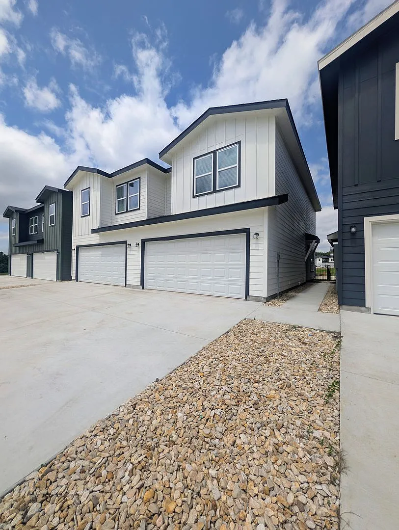 Brand New Duplex in New East Parks Community — Photo 2