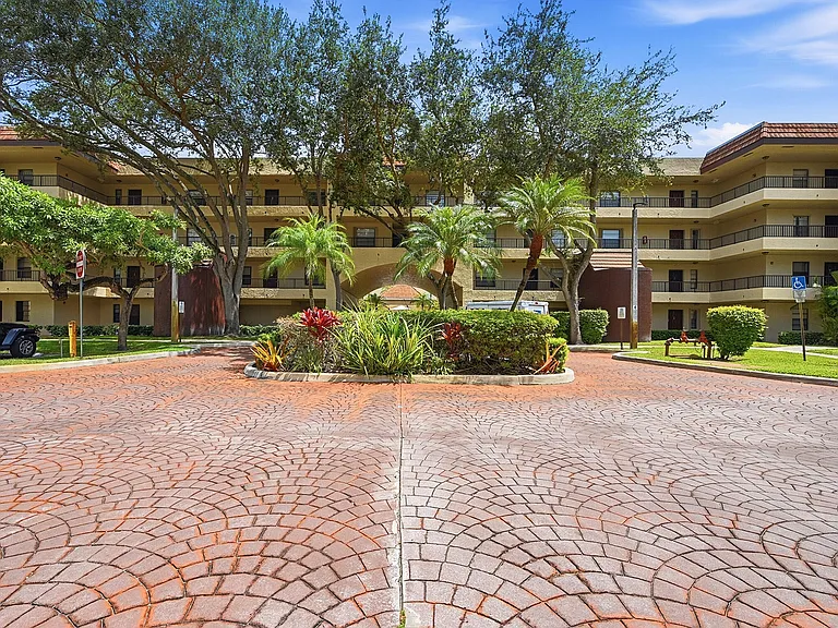 10401 W Broward Blvd #401 — Photo 33