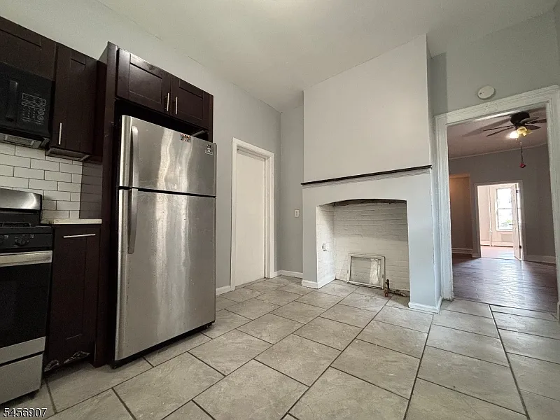 2 bed, 1.0 bath, $1,900 — Photo 2