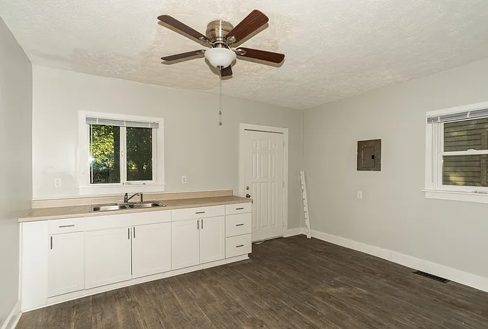 306 N Riley Ave — Photo 6
