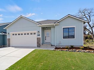 211 Christopher Way, Talent, OR 97540