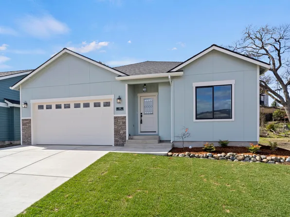 211 Christopher Way, Talent, OR 97540