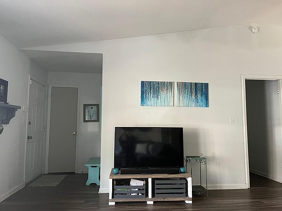 Living room, entrance to hallway