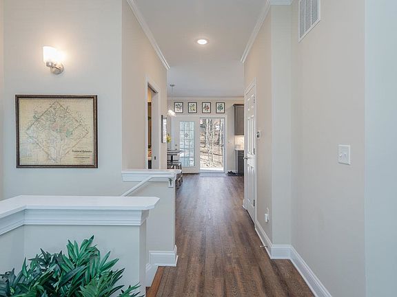 3rd image of 2208 Deyerle Ave