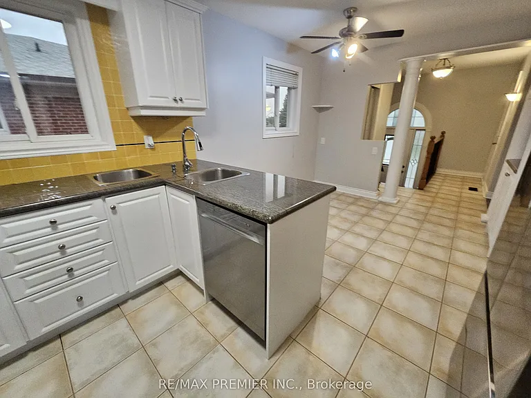99 Albany Dr #MAIN FLOOR — Photo 6