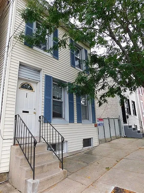 309 Holstein St photo 1