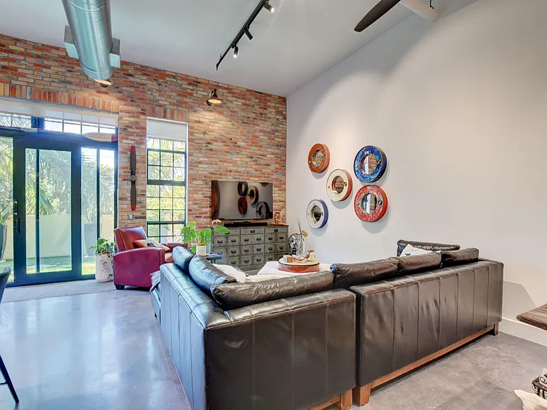 185 NE 4th Ave #203 — Photo 9