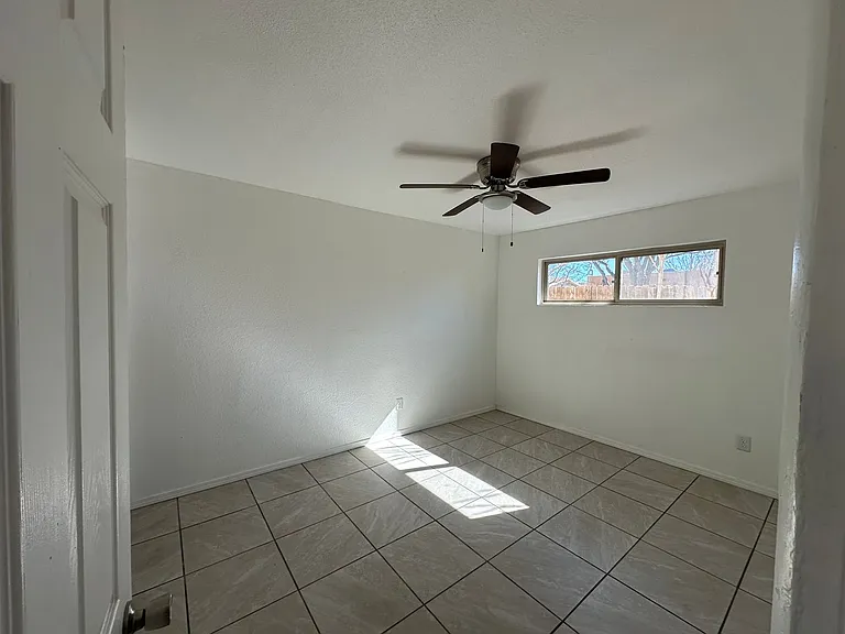 Spacious 2 Bedroom Apartment with Private Backyard — Photo 16