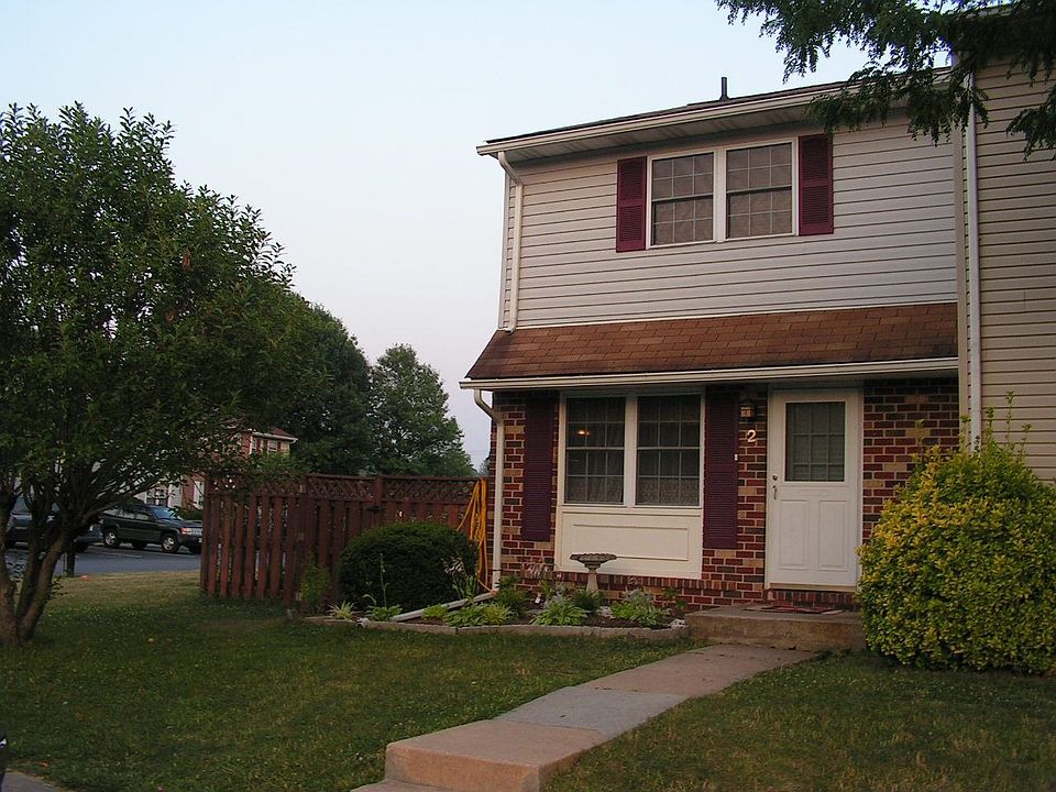 EOG Townhome Fully Renovated in 2003 with Finished Basement