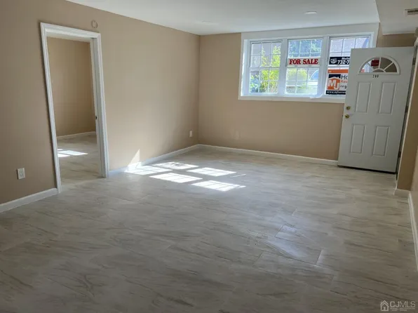 280 College Dr, Edison, NJ 08817