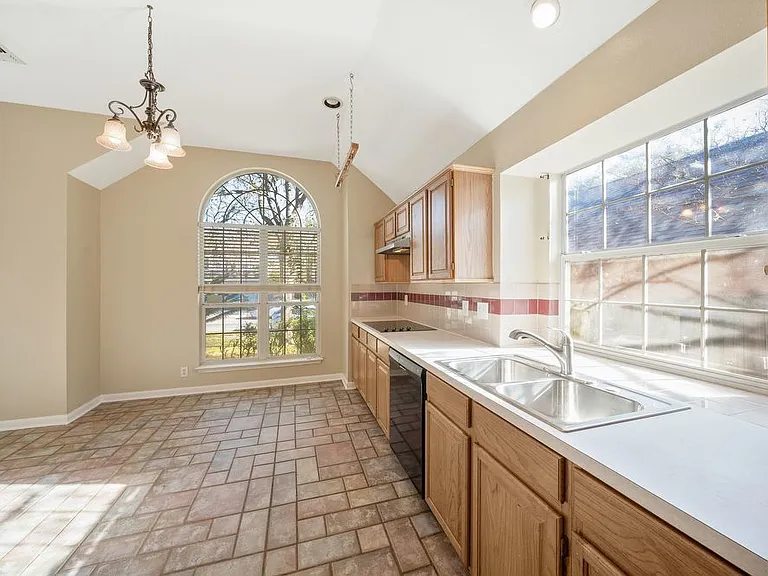 8218 Parkland Hills Dr — Photo 10