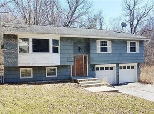 28 Country Ln, Mahopac, NY 10541