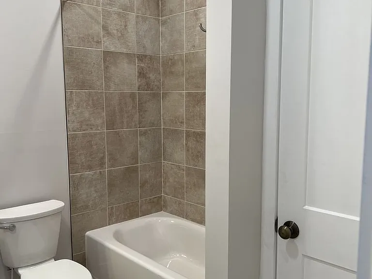 599 W King St — Photo 16