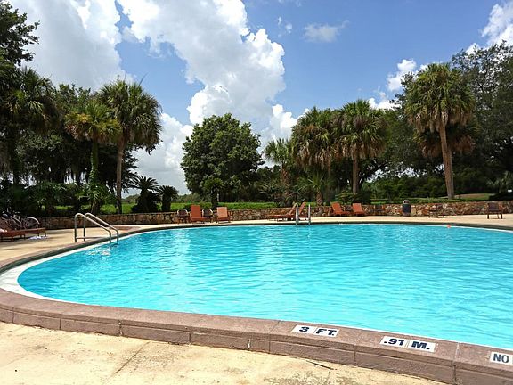 3rd image of 902 Tennis Way