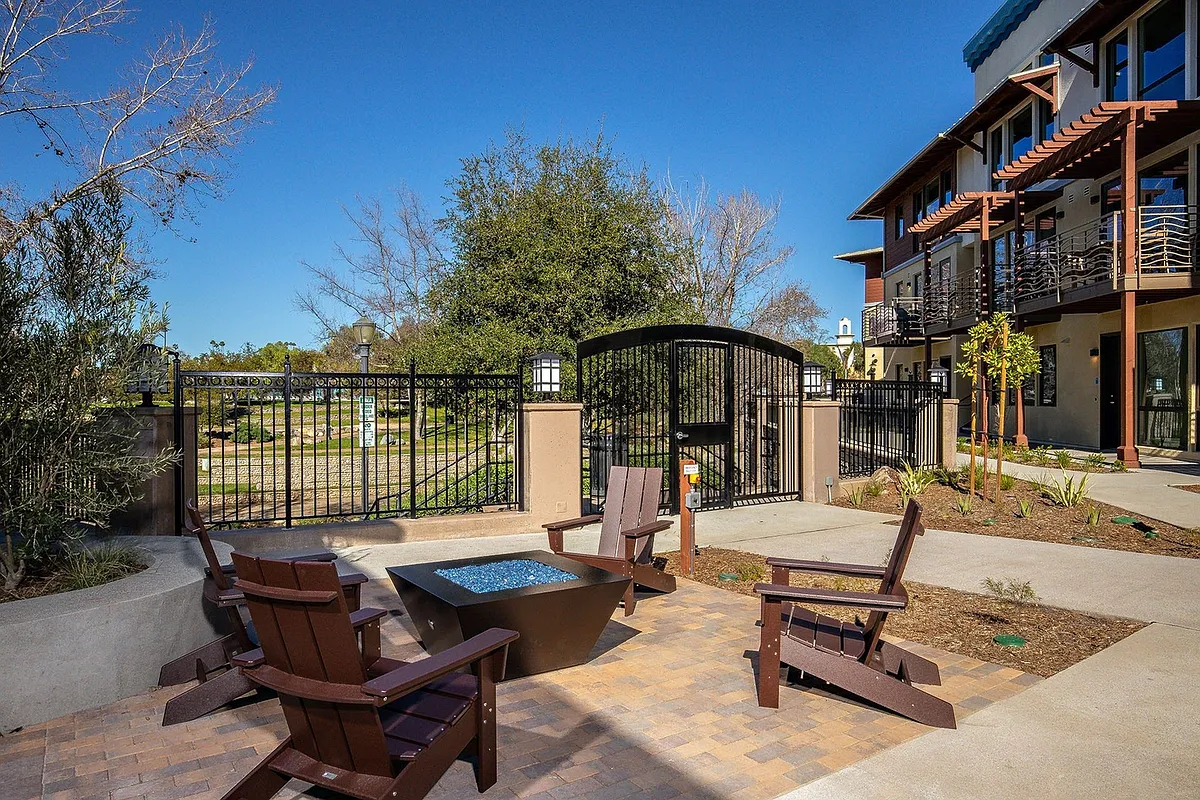 Building Photo - Creekside Apartments