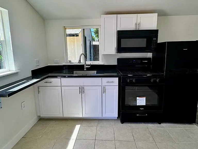 467 S Buena Vista Ave #15 — Photo 3